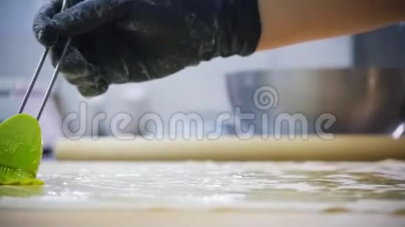 制作苹果面团生面团用油涂抹慢动作视频的预览图