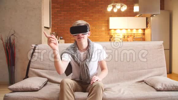 年轻人在房子里使用虚拟现实眼镜翻阅虚拟页面视频的预览图