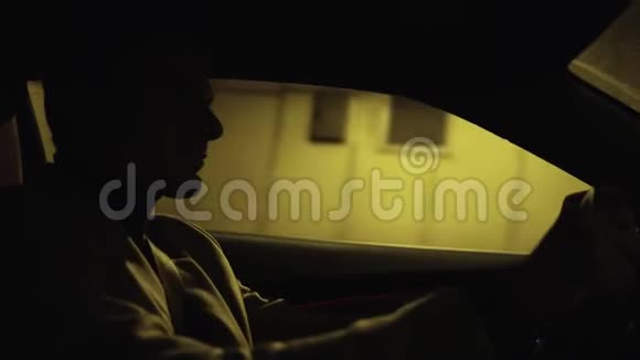 在地下隧道驾驶汽车的年轻商人剪影视频的预览图