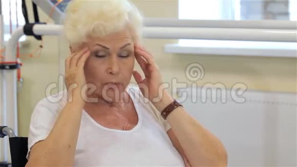 女性病人按摩她的头视频的预览图