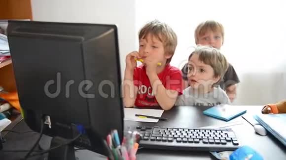 孩子们用电脑视频的预览图