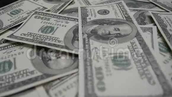 4K美元银行纸币作为背景美国美元的钞票数到一百美元视频的预览图