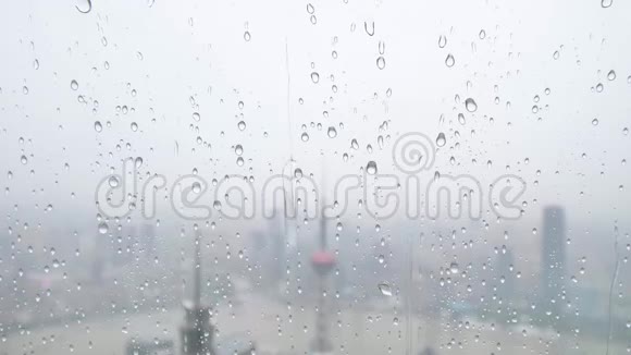 夏季雨水落在窗户玻璃上慢动作4k镜头大雨落在上海外滩地标上视频的预览图