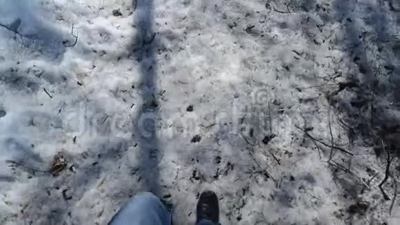 在公园里腿沿着春天融化的雪走视频的预览图