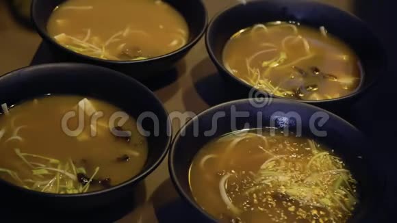 厨师用芝麻装饰米索汤视频的预览图