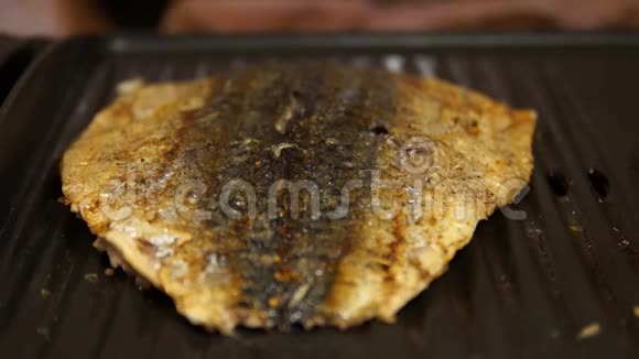 鲭鱼烤鱼烤架里的鱼厨师在煮鱼视频的预览图