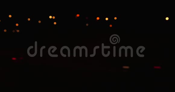车灯在黑暗中行驶在高速公路上视频的预览图