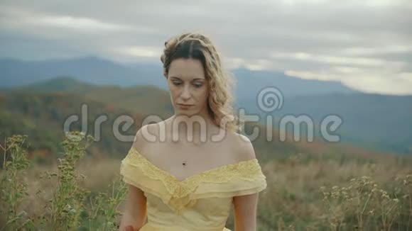 落在田纳西州和北卡罗莱纳州的马克斯帕奇山阿巴拉契亚山脉上一位身穿黄色礼服的年轻女子的肖像视频的预览图