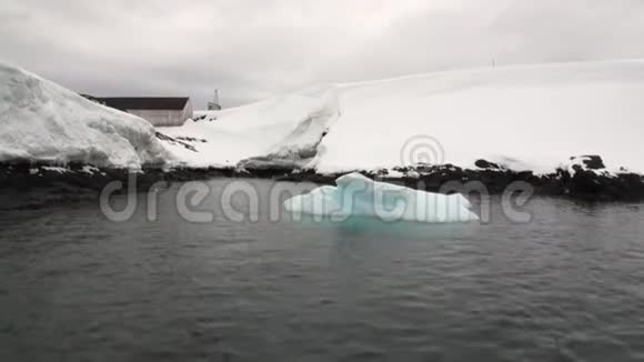 南极洲海洋中的水面和沙漠雪海岸视频的预览图