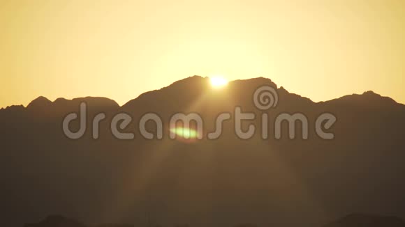 沙漠山脉日落视频的预览图