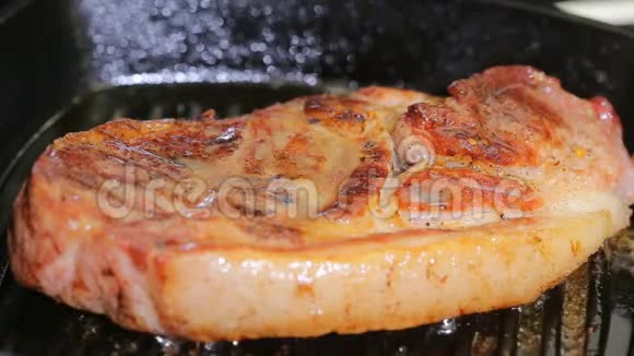 煎锅里的烤猪肉牛排视频的预览图
