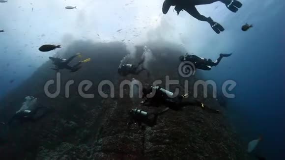 潜水员在太平洋水下降落礁山视频的预览图
