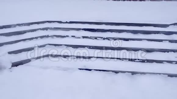 冬天在建筑物入口处的雪中台阶楼梯很滑视频的预览图