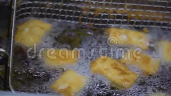 热油炸豆腐视频的预览图
