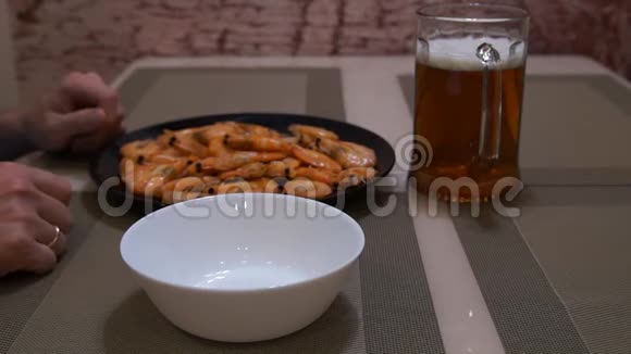 吃虾的人啤酒和虾清洁虾视频的预览图