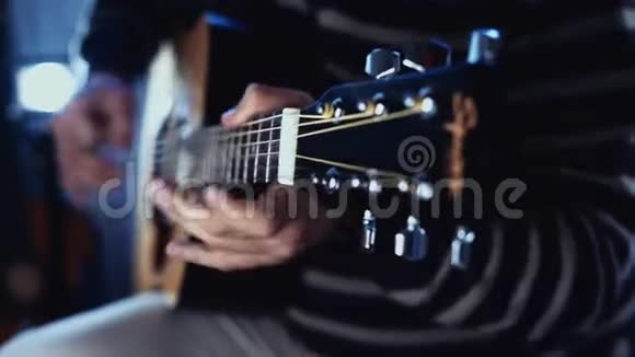 吉他手在台上演奏一场震撼观众的音乐会视频的预览图