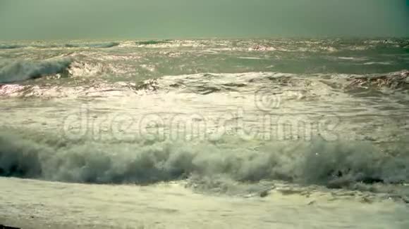 在春天看到黑海的波浪大风天的巨浪视频的预览图