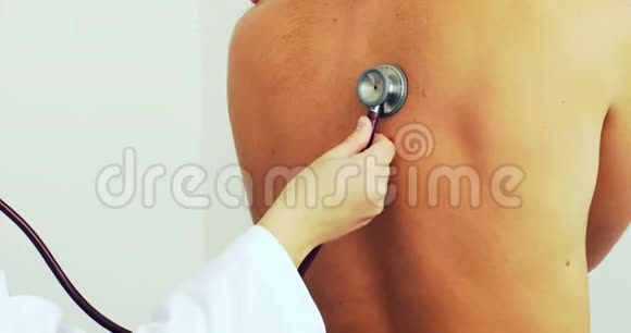 内科医生用听诊器检查人视频的预览图