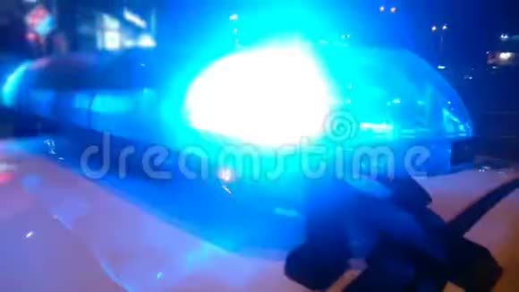 夜间警车机舱灯光闪烁执法人员值班视频的预览图