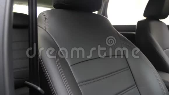 车里的黑色皮革座椅套漂亮的皮车内饰设计时尚的皮革座椅在车里奢侈品视频的预览图