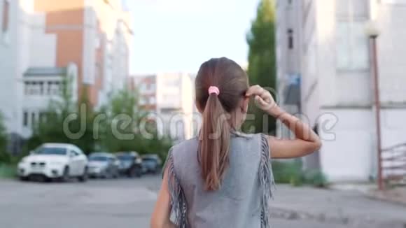 小女孩正沿着街走视频的预览图