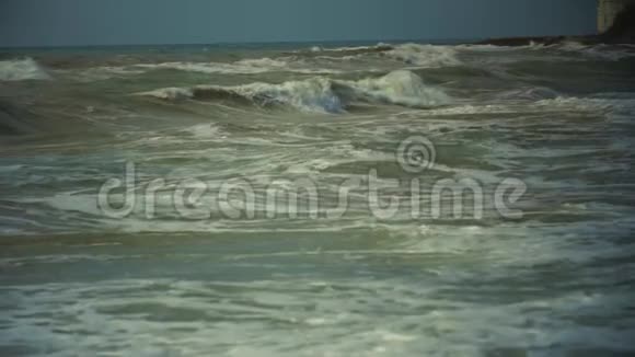 海浪春天的黑海浑浊的海水缓慢的波浪运动视频的预览图