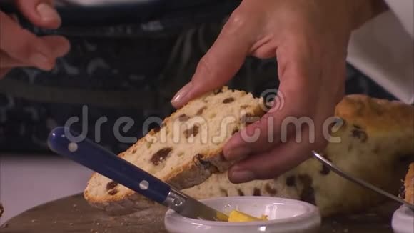 切片美味葡萄干面包视频的预览图