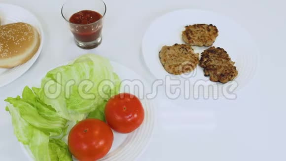 自制汉堡包配炒牛肉酱番茄酱新鲜番茄绿色沙拉视频的预览图