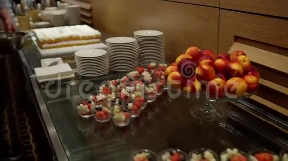 蛋糕加葡萄和其他水果视频的预览图