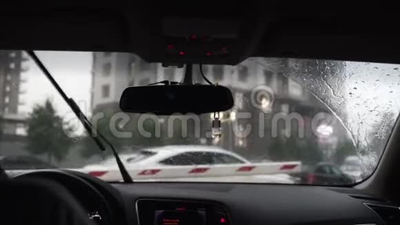 交通镜头中的玻璃雨滴视频的预览图