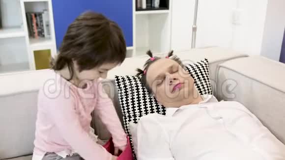小女儿取笑睡着的父亲视频的预览图