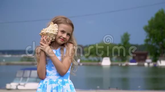有一点金发女孩听着海浪在一个大公鸡壳这女孩手里拿着一个鸡鸡视频的预览图