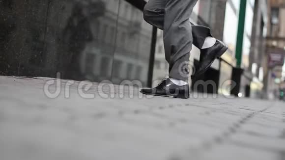 夏天人的腿在柏油路上做休息舞蹈动作地面摄像机视频的预览图