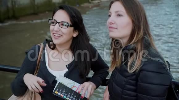 两个女孩带着旅行指南视频的预览图