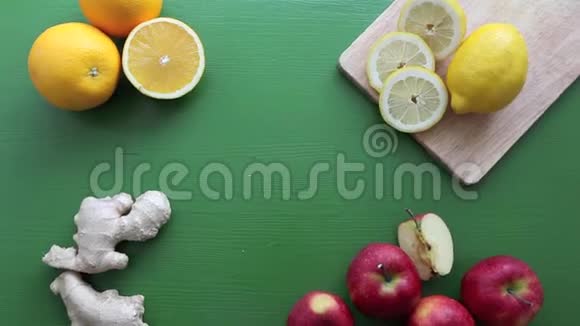 木制表面的生姜苹果橙子和柠檬片视频的预览图