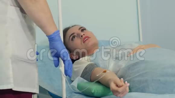 一名正在与护士交谈的女性病人视频的预览图