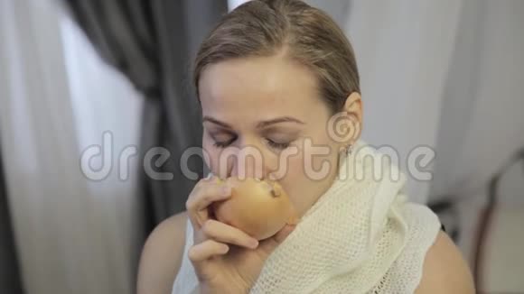 受感冒影响女人用洋葱治好鼻涕视频的预览图