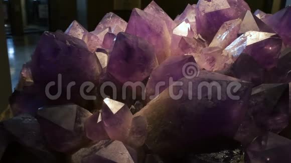 紫水晶晶体在细节视频的预览图