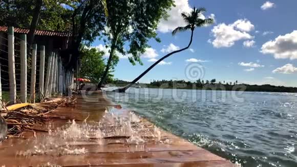 海平面上升高潮浪在木板路上肆虐视频的预览图