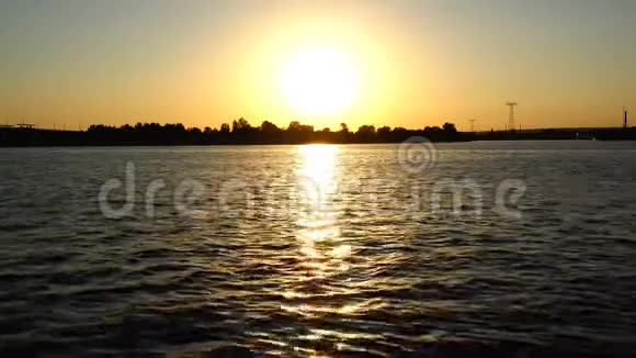 在河的背景下即将离去的太阳视频的预览图
