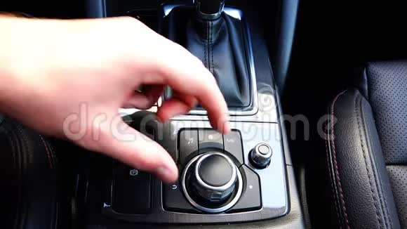 在车内安装音响系统并安装驻车制动器视频的预览图