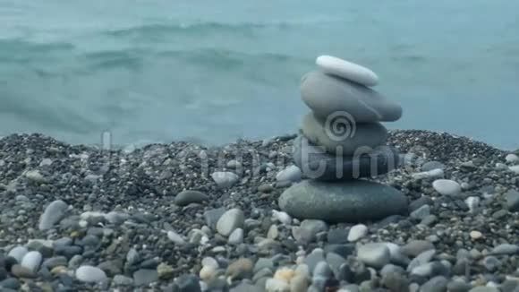 海岸上的一堆鹅卵石视频的预览图