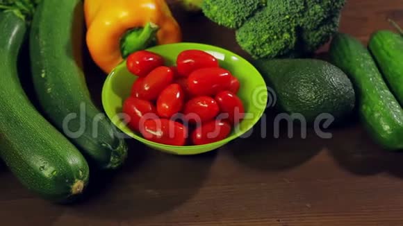 新鲜蔬菜辣椒西兰花鳄梨西葫芦放在木桌上视频的预览图