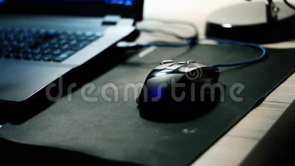 彩色鼠标在黑色笔记本电脑附近使用视频的预览图