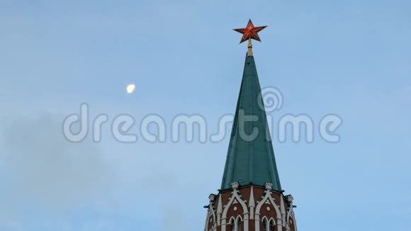 莫斯科克里姆林宫的红星和黄昏的月亮特写视频的预览图