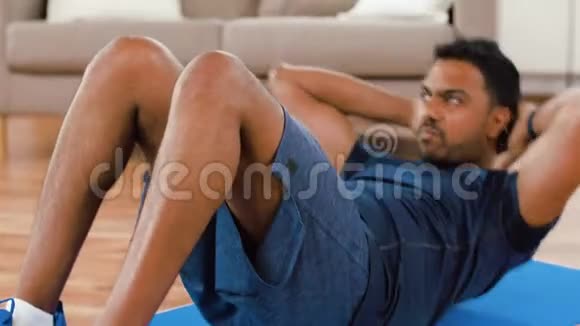 印度男人在家做腹部运动视频的预览图