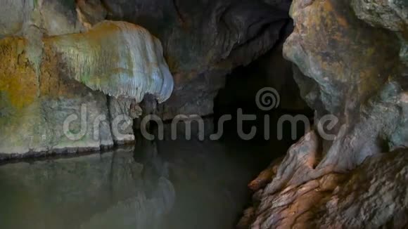 地表岩石反射的地下景观视频的预览图