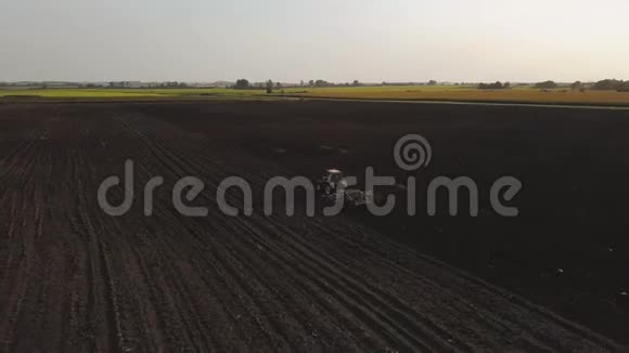 空中无人机射击一名农民喷洒大豆田视频的预览图