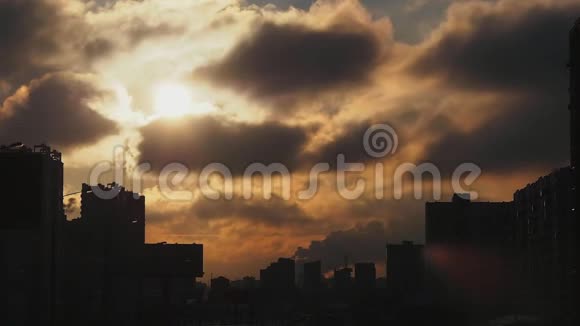 冬季日落时的城市景色视频的预览图