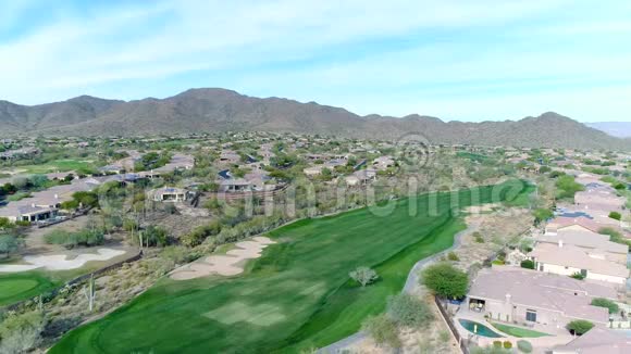 亚利桑那州北部空中高尔夫球场左转视频的预览图